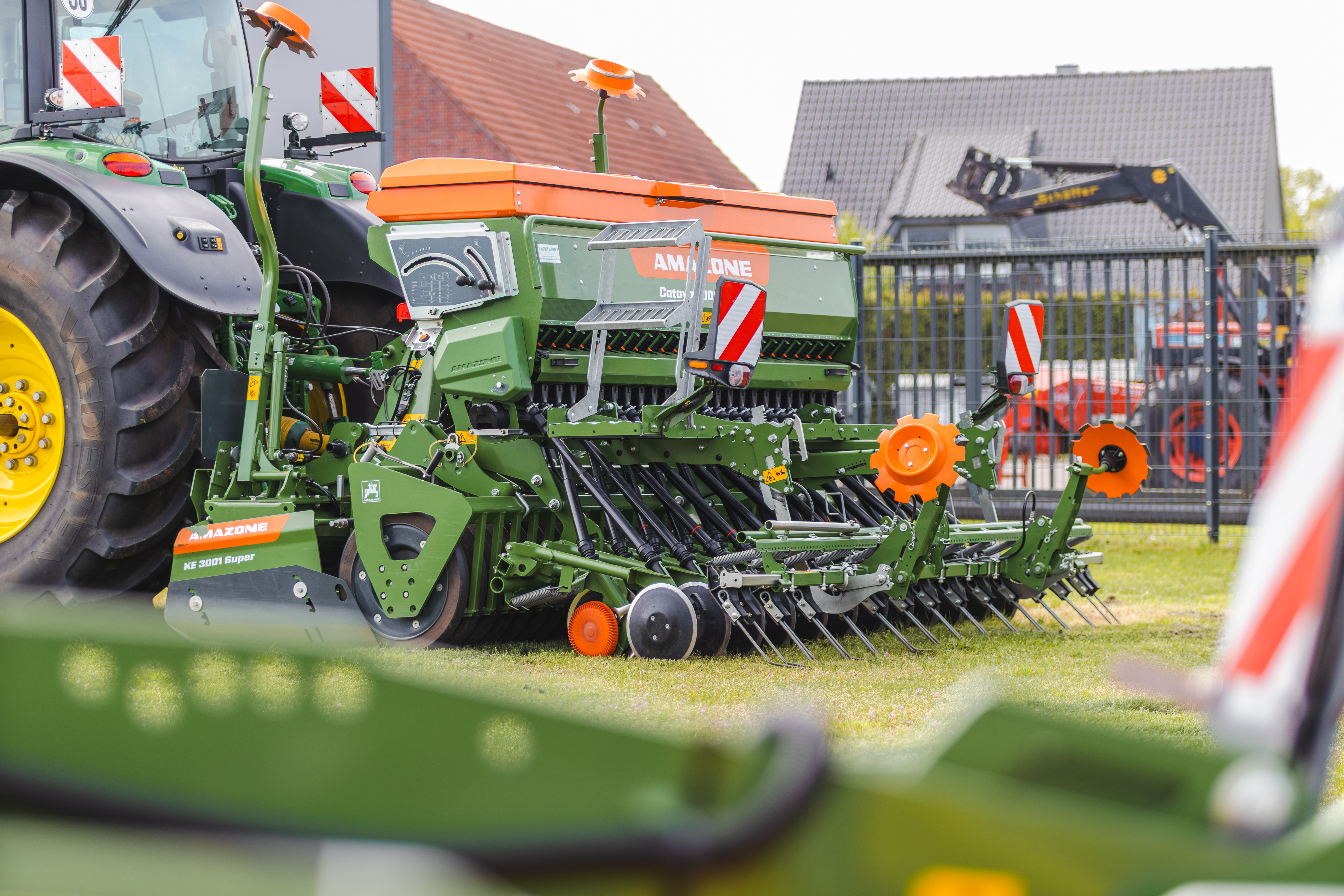 Landmaschine bei der Feldarbeit